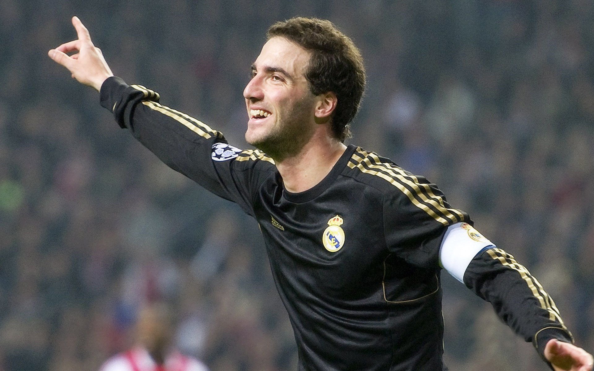 爱游戏app下载-战术视频课全面覆盖每一细节帮助球员建立立体战术理解框架，球队战术